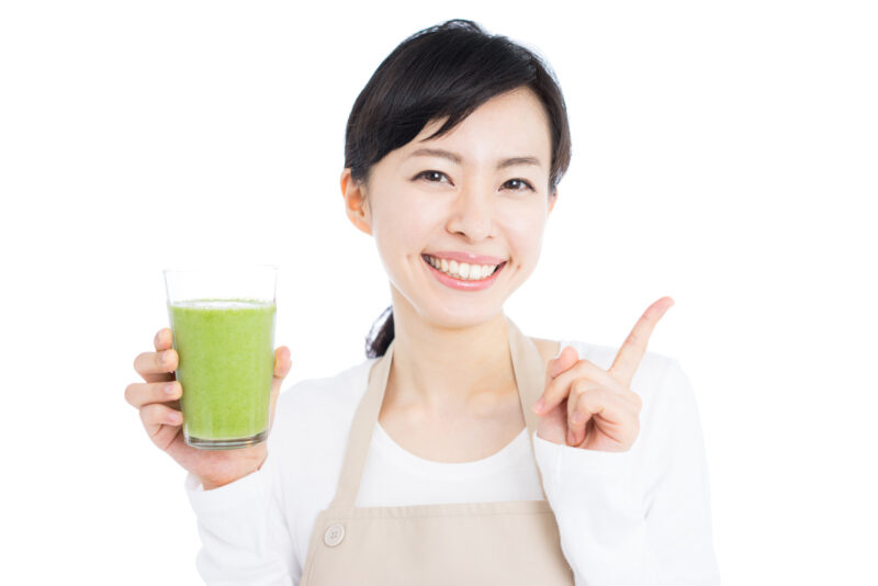 スムージーを持った女性